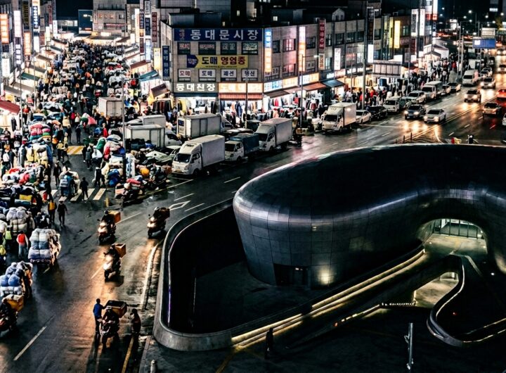 어두워진 동대문디자인플라자 그리고 화려한 밤거리 한국 패션 중심지의 엇갈린 풍경