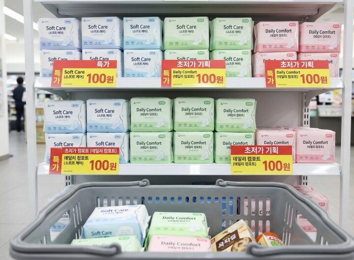 대통령, 100원짜리 생리대 판매 시작 알림에 "깨끗한나라 기업에 고마움 전해"